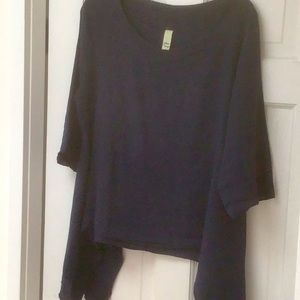 Timeless navy blue three-quarter sleeve shark fin top